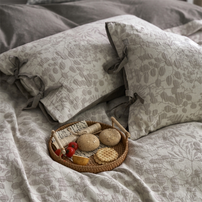 91家纺网 家纺一手货源 找家纺 安莱生活 2024新款高端双层纱栀子花色织大提花蝴蝶结工艺款四件套 栀子花-浅灰