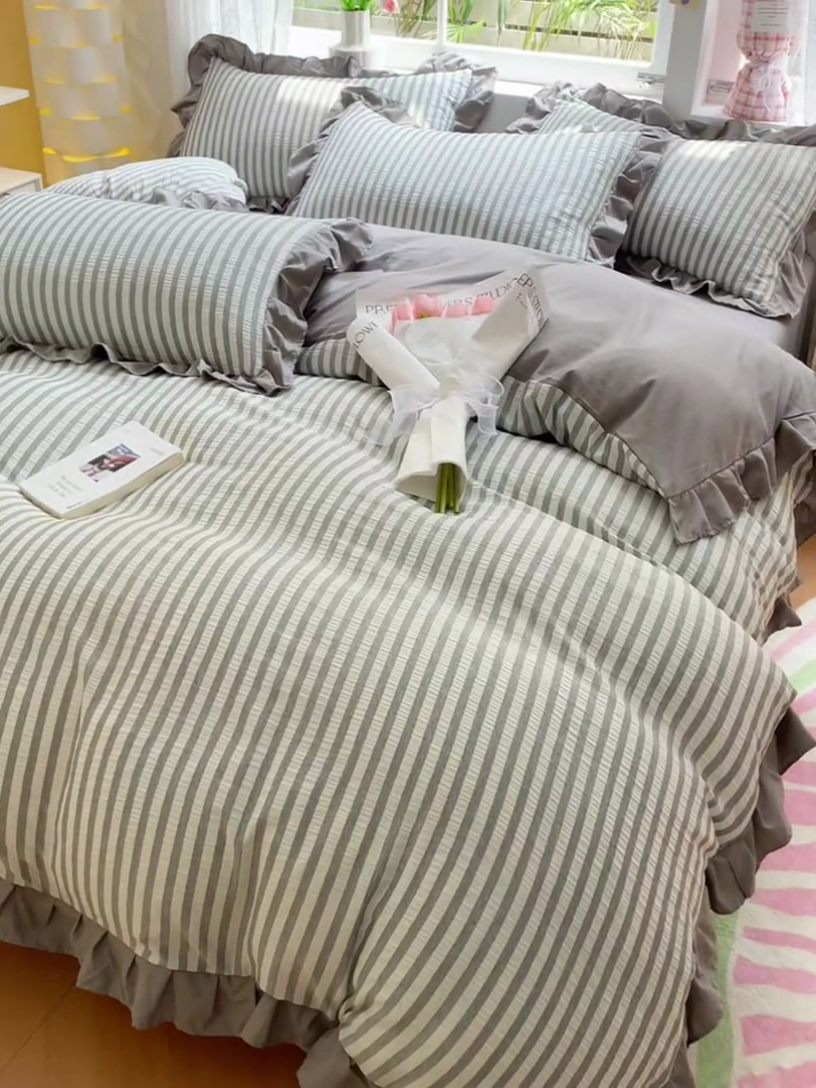 91家纺网 家纺一手货源 找家纺 苏木年华 2024新款水洗棉竖条纹泡泡纱小清新花边四件套 泡泡纱- 浅灰