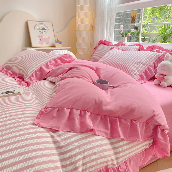 91家纺网 家纺一手货源 找家纺 苏木年华 2024新款水洗棉竖条纹泡泡纱小清新花边四件套 泡泡纱- 蜜桃粉