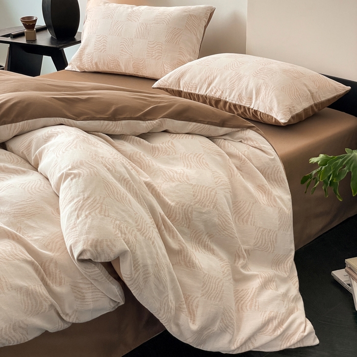 91家纺网 家纺一手货源 找家纺 苏木年华 2024新款A类全棉三层纱提花四件套--方格系列 方格咖