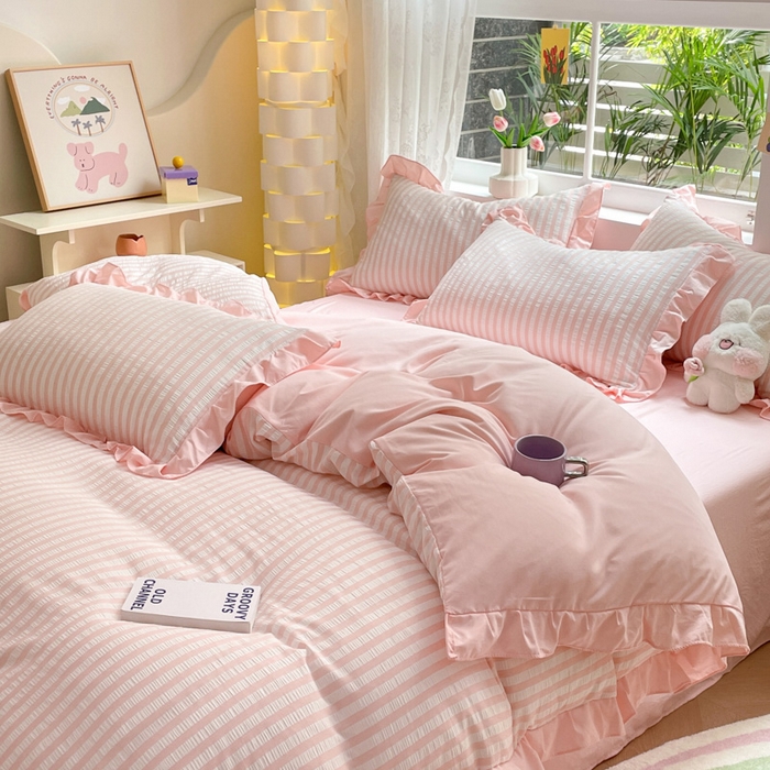 91家纺网 家纺一手货源 找家纺 苏木年华 2024新款水洗棉竖条纹泡泡纱小清新花边四件套 泡泡纱- 初恋粉