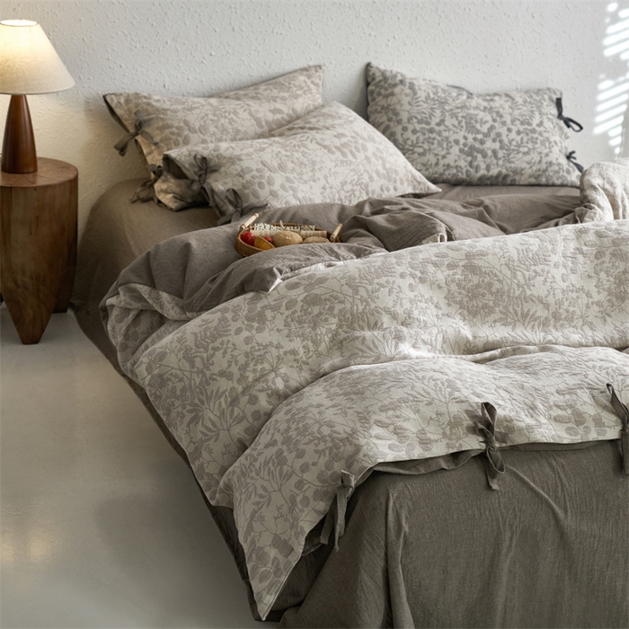 91家纺网 家纺一手货源 找家纺 安莱生活 2024新款高端双层纱栀子花色织大提花蝴蝶结工艺款四件套 栀子花-浅灰