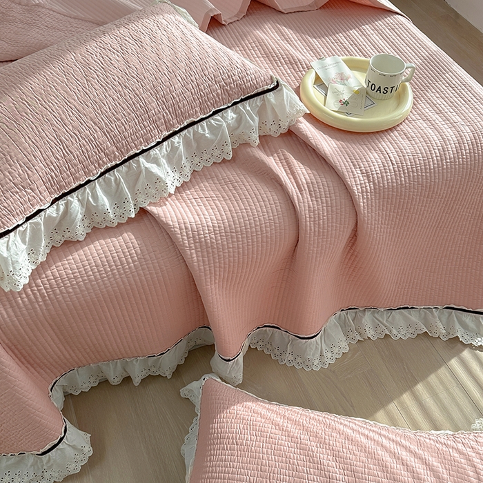 91家纺网 家纺一手货源 找家纺 上喜 热卖双层纱花边款床盖三件套 冰莓粉