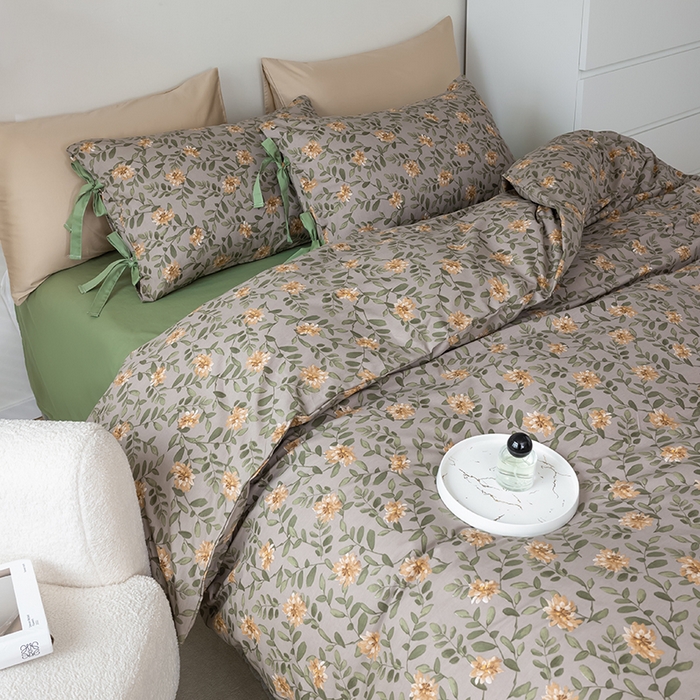 91家纺网 家纺一手货源 找家纺 绫韵家纺 2024新春全棉ins田园风13372小碎花蝴蝶结系绳款四件套系列 满栀·松霜绿