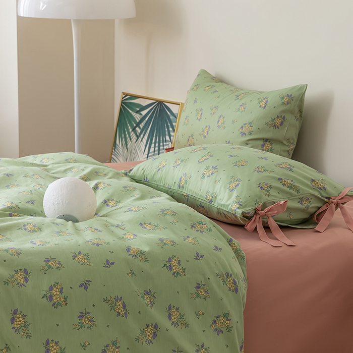91家纺网 家纺一手货源 找家纺 绫韵家纺 2024新春全棉ins田园风13372小碎花蝴蝶结系绳款四件套系列 绿意-海棠红