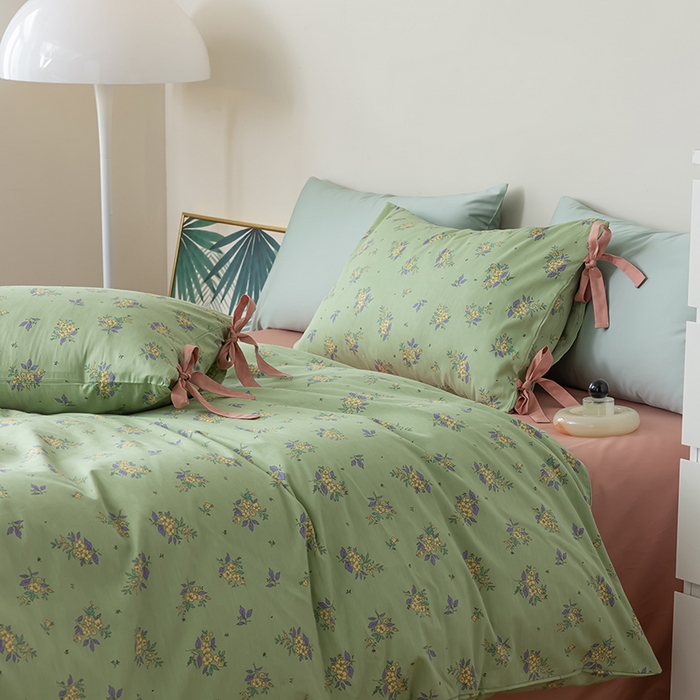 91家纺网 家纺一手货源 找家纺 绫韵家纺 2024新春全棉ins田园风13372小碎花蝴蝶结系绳款四件套系列 绿意-海棠红