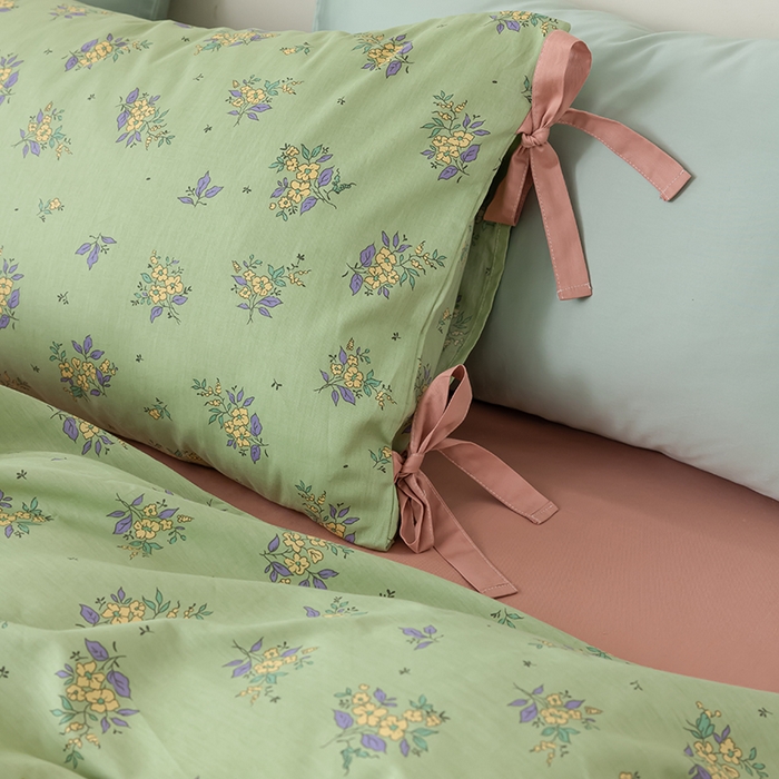 91家纺网 家纺一手货源 找家纺 绫韵家纺 2024新春全棉ins田园风13372小碎花蝴蝶结系绳款四件套系列 绿意-海棠红