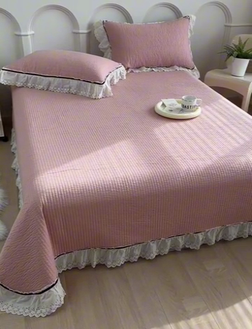 91家纺网 家纺一手货源 找家纺 上喜 热卖双层纱花边款床盖三件套 冰莓粉