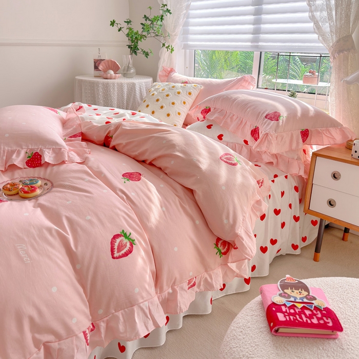 91家纺网 家纺一手货源 找家纺 亲亲公主 2025新款全棉韩版印花床裙四件套 爱心草莓