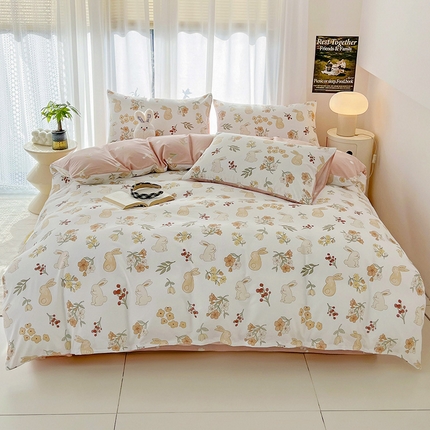 91家纺网 家纺一手货源 找家纺 倾慕家纺 2024新款时尚风全棉13070亲肤印花系列四件套 树叶兔兔