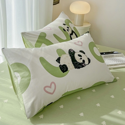 91家纺网 家纺一手货源 找家纺 倾慕家纺 2024新款时尚风全棉13070亲肤印花系列单枕套 米兜熊猫