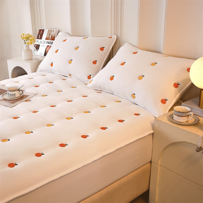 91家纺网 家纺一手货源 找家纺 贝拉梦家纺 2024直播新款A类刺绣水洗棉床褥式大豆夹棉床笠 橙子-奶昔白