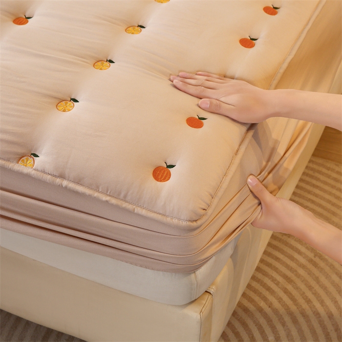 91家纺网 家纺一手货源 找家纺 贝拉梦家纺 2024直播新款A类刺绣水洗棉床褥式大豆夹棉床笠 橙子-马萨拉茶
