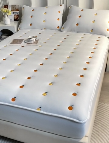 91家纺网 家纺一手货源 找家纺 贝拉梦家纺 2024直播新款A类刺绣水洗棉床褥式大豆夹棉床笠 橙子-奶昔白