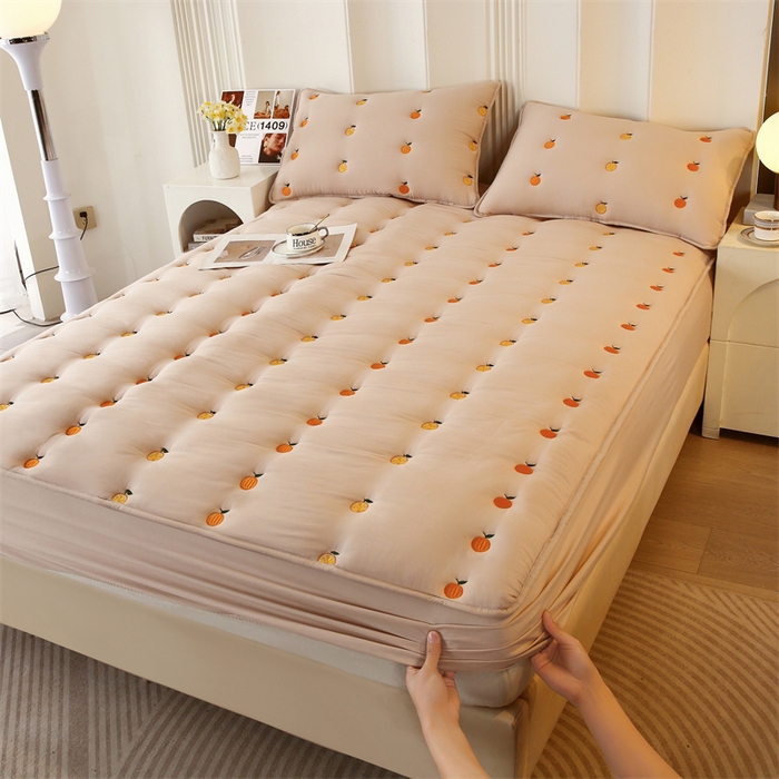 91家纺网 家纺一手货源 找家纺 贝拉梦家纺 2024直播新款A类刺绣水洗棉床褥式大豆夹棉床笠 橙子-马萨拉茶