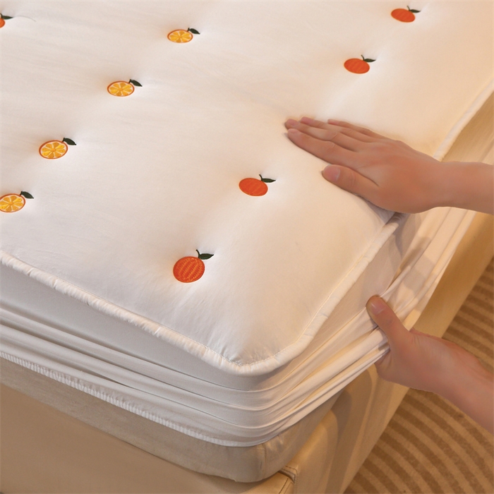 91家纺网 家纺一手货源 找家纺 贝拉梦家纺 2024直播新款A类刺绣水洗棉床褥式大豆夹棉床笠 橙子-奶昔白