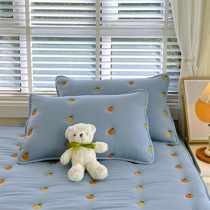 91家纺网 家纺一手货源 找家纺 贝拉梦家纺 2024直播新款A类刺绣水洗棉床褥式大豆夹棉床笠 橙子-玛瑙蓝