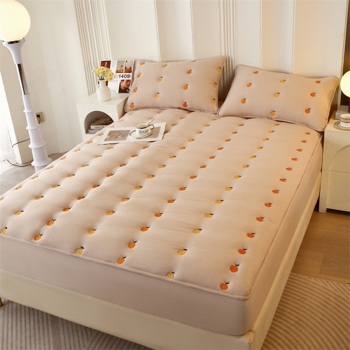 91家纺网 家纺一手货源 找家纺 贝拉梦家纺 2024直播新款A类刺绣水洗棉床褥式大豆夹棉床笠 橙子-马萨拉茶