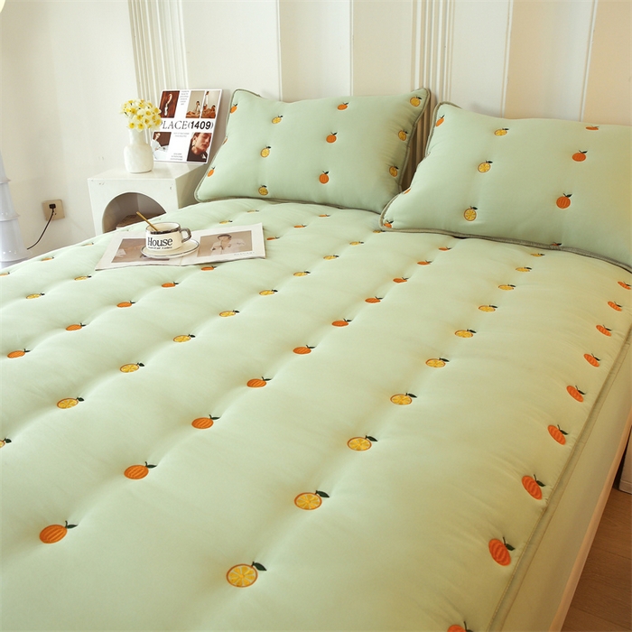 91家纺网 家纺一手货源 找家纺 （总）贝拉梦家纺 2024直播新款A类刺绣水洗棉床褥式大豆夹棉床笠