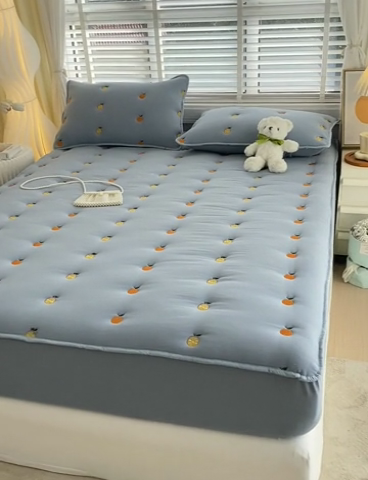 91家纺网 家纺一手货源 找家纺 贝拉梦家纺 2024直播新款A类刺绣水洗棉床褥式大豆夹棉床笠 橙子-玛瑙蓝