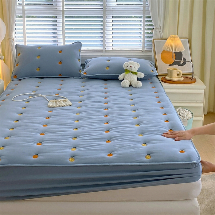 91家纺网 家纺一手货源 找家纺 贝拉梦家纺 2024直播新款A类刺绣水洗棉床褥式大豆夹棉床笠 橙子-玛瑙蓝