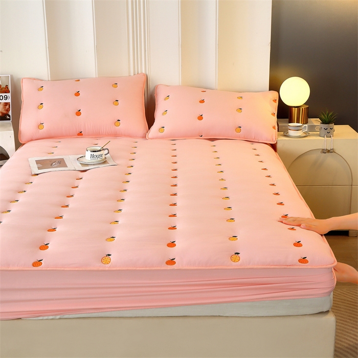 91家纺网 家纺一手货源 找家纺 贝拉梦家纺 2024直播新款A类刺绣水洗棉床褥式大豆夹棉床笠 橙子-杏仁粉