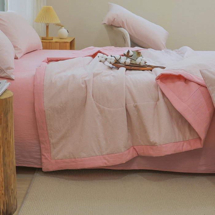 91家纺网 家纺一手货源 找家纺 柠萌 新款全棉色织水洗棉棉花夏被四件套里外全棉夏凉被 粉密条