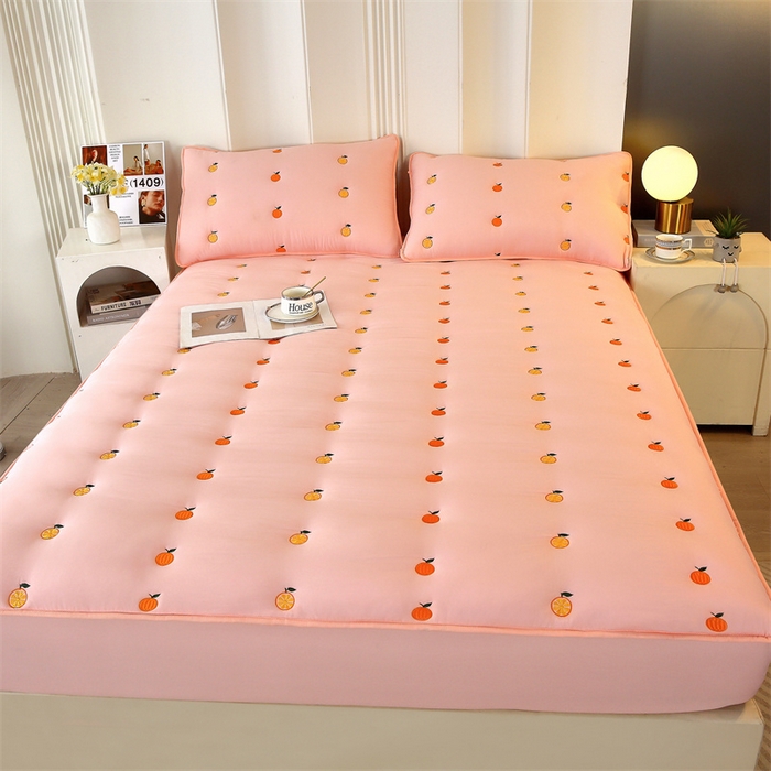 91家纺网 家纺一手货源 找家纺 贝拉梦家纺 2024直播新款A类刺绣水洗棉床褥式大豆夹棉床笠 橙子-杏仁粉