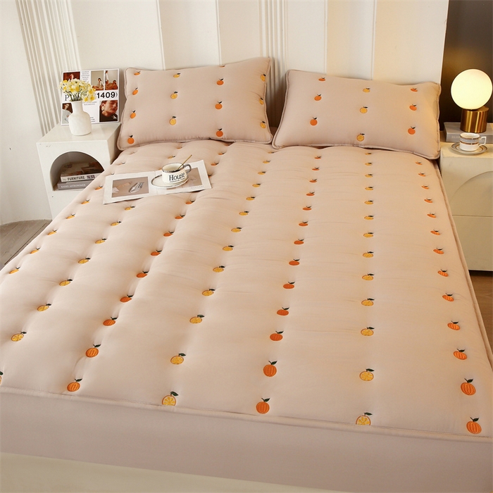 91家纺网 家纺一手货源 找家纺 贝拉梦家纺 2024直播新款A类刺绣水洗棉床褥式大豆夹棉床笠 橙子-马萨拉茶