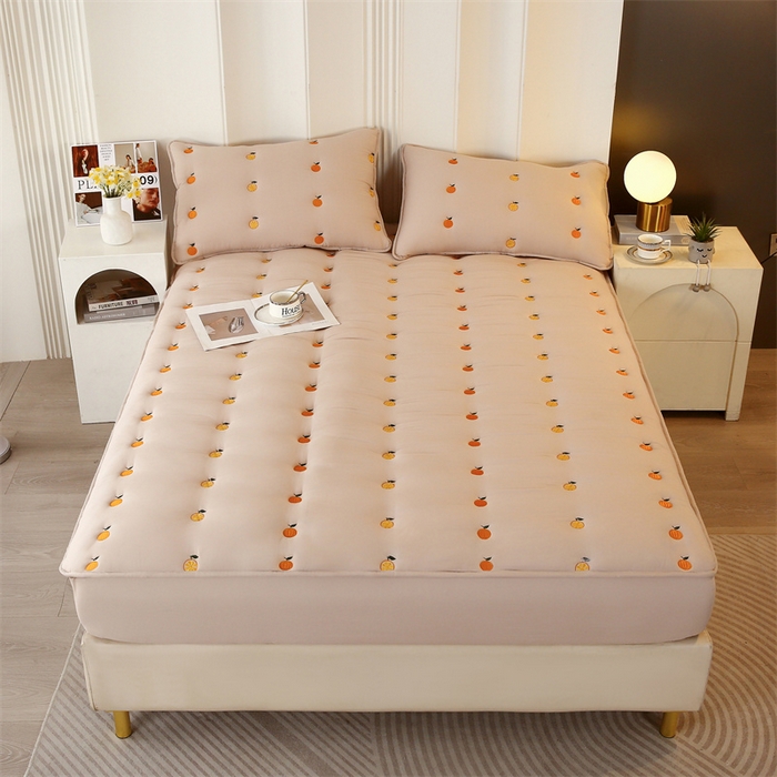 91家纺网 家纺一手货源 找家纺 贝拉梦家纺 2024直播新款A类刺绣水洗棉床褥式大豆夹棉床笠 橙子-马萨拉茶