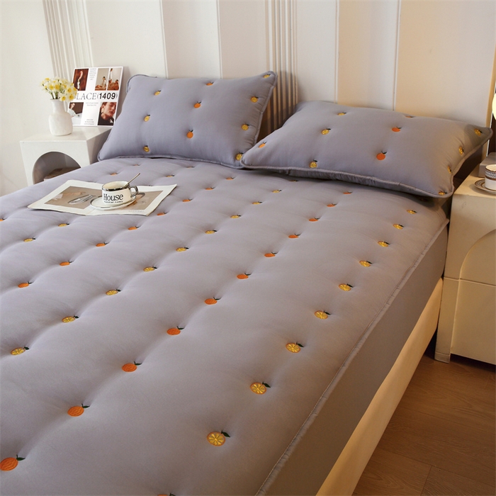 91家纺网 家纺一手货源 找家纺 贝拉梦家纺 2024直播新款A类刺绣水洗棉床褥式大豆夹棉床笠 橙子-珍珠灰