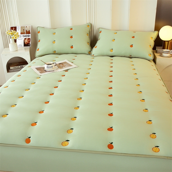 91家纺网 家纺一手货源 找家纺 贝拉梦家纺 2024直播新款A类刺绣水洗棉床褥式大豆夹棉床笠 橙子-气泡绿