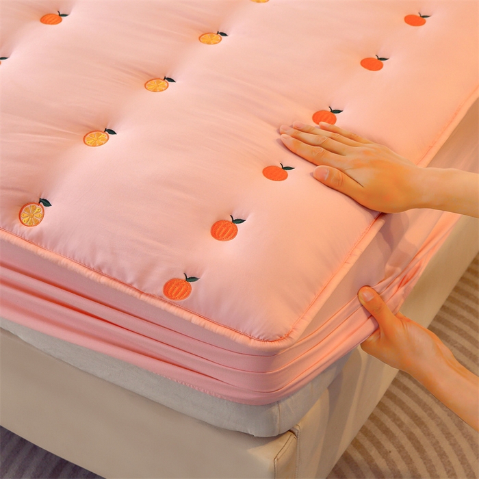 91家纺网 家纺一手货源 找家纺 贝拉梦家纺 2024直播新款A类刺绣水洗棉床褥式大豆夹棉床笠 橙子-杏仁粉