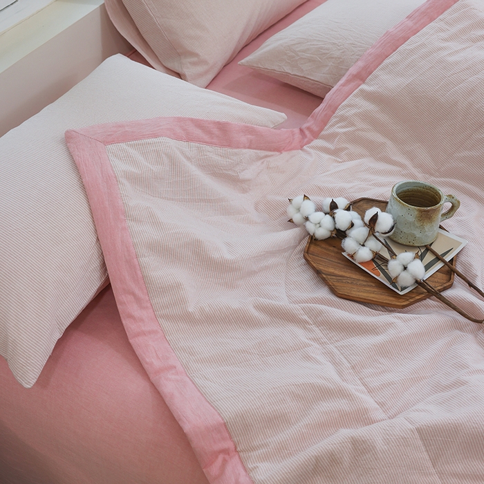 91家纺网 家纺一手货源 找家纺 柠萌 新款全棉色织水洗棉棉花夏被四件套里外全棉夏凉被 粉密条