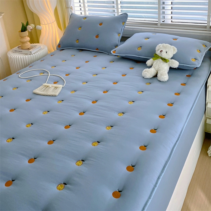 91家纺网 家纺一手货源 找家纺 贝拉梦家纺 2024直播新款A类刺绣水洗棉床褥式大豆夹棉床笠 橙子-玛瑙蓝