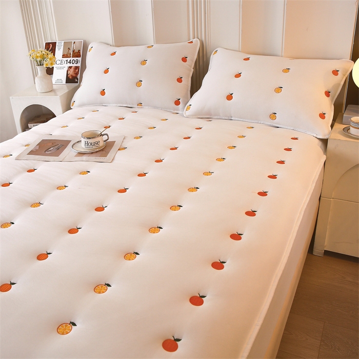 91家纺网 家纺一手货源 找家纺 贝拉梦家纺 2024直播新款A类刺绣水洗棉床褥式大豆夹棉床笠 橙子-奶昔白