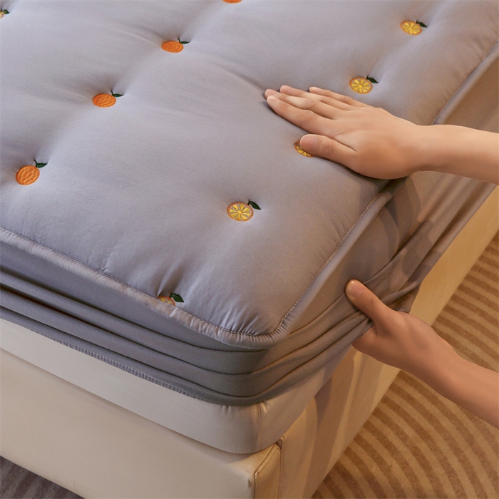 91家纺网 家纺一手货源 找家纺 贝拉梦家纺 2024直播新款A类刺绣水洗棉床褥式大豆夹棉床笠 橙子-珍珠灰
