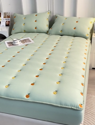 91家纺网 家纺一手货源 找家纺 （总）贝拉梦家纺 2024直播新款A类刺绣水洗棉床褥式大豆夹棉床笠