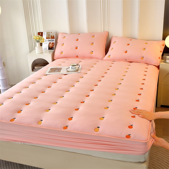 91家纺网 家纺一手货源 找家纺 贝拉梦家纺 2024直播新款A类刺绣水洗棉床褥式大豆夹棉床笠 橙子-杏仁粉