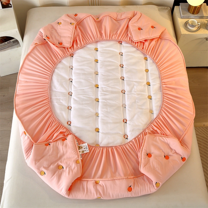 91家纺网 家纺一手货源 找家纺 贝拉梦家纺 2024直播新款A类刺绣水洗棉床褥式大豆夹棉床笠 橙子-杏仁粉