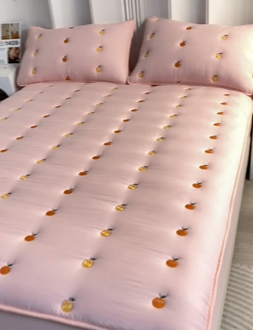 91家纺网 家纺一手货源 找家纺 贝拉梦家纺 2024直播新款A类刺绣水洗棉床褥式大豆夹棉床笠 橙子-杏仁粉