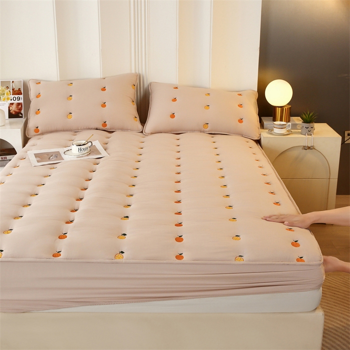 91家纺网 家纺一手货源 找家纺 贝拉梦家纺 2024直播新款A类刺绣水洗棉床褥式大豆夹棉床笠 橙子-马萨拉茶