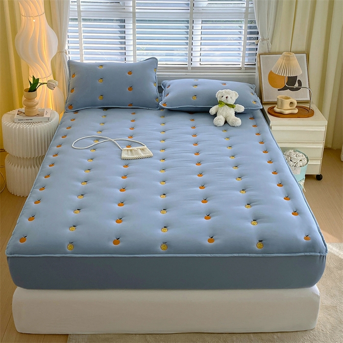 91家纺网 家纺一手货源 找家纺 贝拉梦家纺 2024直播新款A类刺绣水洗棉床褥式大豆夹棉床笠 橙子-玛瑙蓝