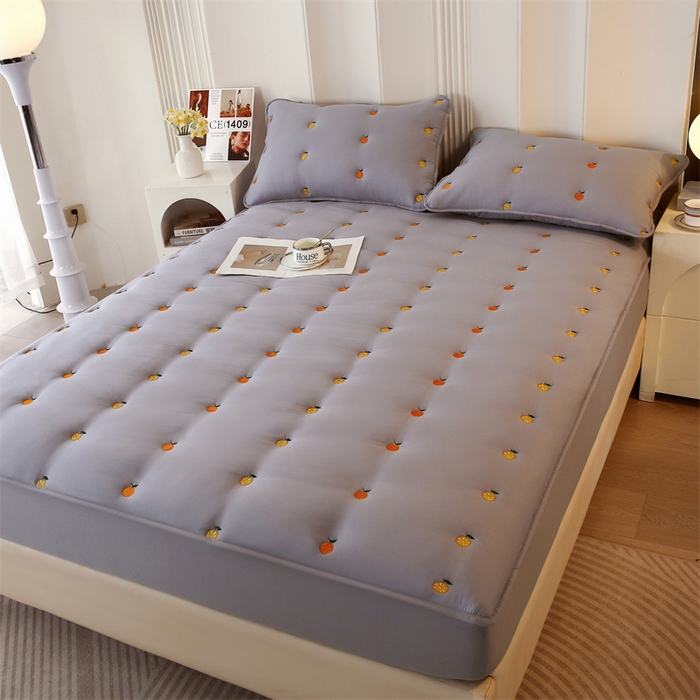 91家纺网 家纺一手货源 找家纺 贝拉梦家纺 2024直播新款A类刺绣水洗棉床褥式大豆夹棉床笠 橙子-珍珠灰