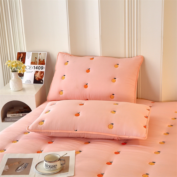 91家纺网 家纺一手货源 找家纺 贝拉梦家纺 2024直播新款A类刺绣水洗棉床褥式大豆夹棉床笠 橙子-杏仁粉
