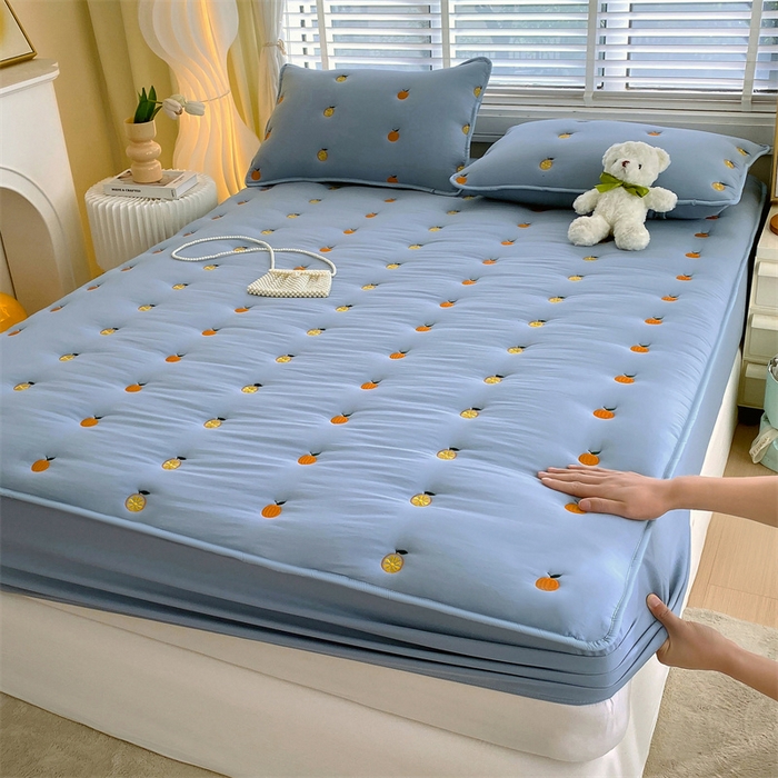 91家纺网 家纺一手货源 找家纺 贝拉梦家纺 2024直播新款A类刺绣水洗棉床褥式大豆夹棉床笠 橙子-玛瑙蓝