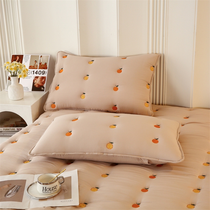 91家纺网 家纺一手货源 找家纺 贝拉梦家纺 2024直播新款A类刺绣水洗棉床褥式大豆夹棉床笠 橙子-马萨拉茶
