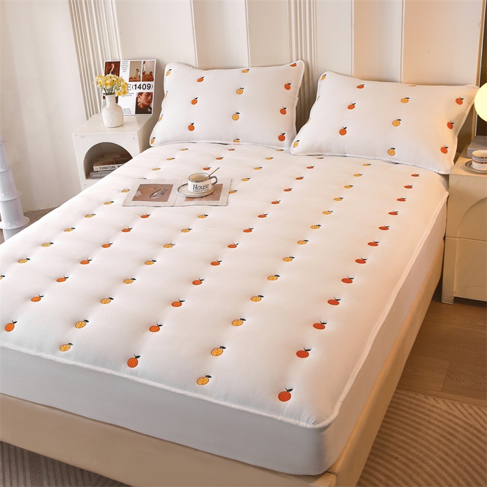 91家纺网 家纺一手货源 找家纺 贝拉梦家纺 2024直播新款A类刺绣水洗棉床褥式大豆夹棉床笠 橙子-奶昔白