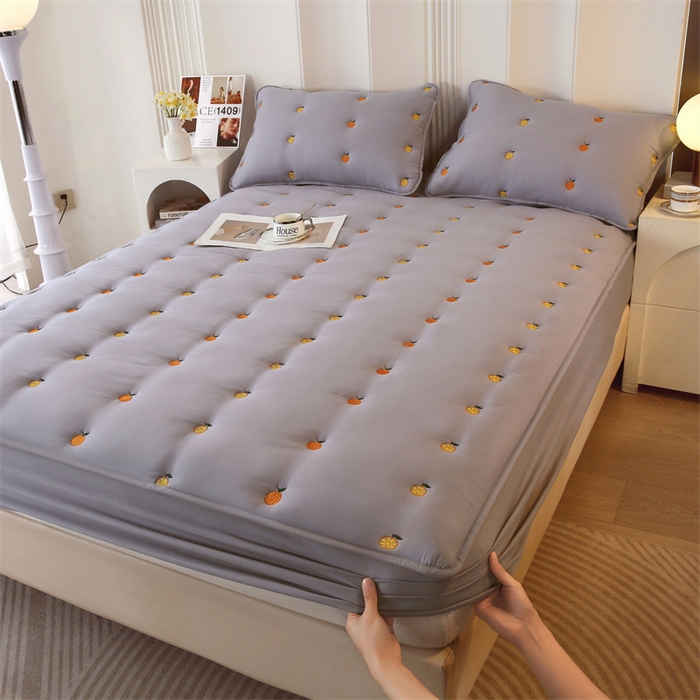 91家纺网 家纺一手货源 找家纺 贝拉梦家纺 2024直播新款A类刺绣水洗棉床褥式大豆夹棉床笠 橙子-珍珠灰