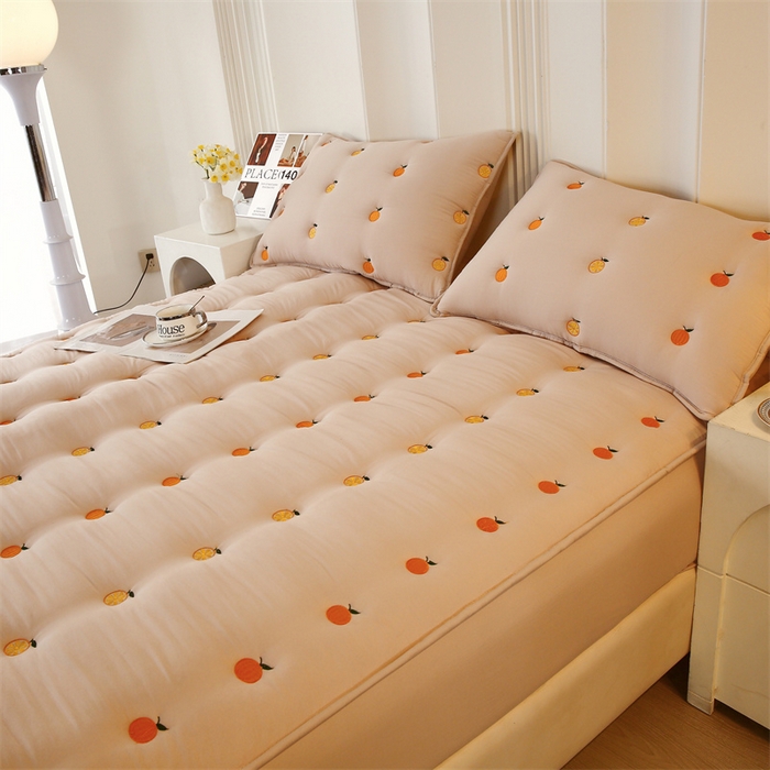 91家纺网 家纺一手货源 找家纺 贝拉梦家纺 2024直播新款A类刺绣水洗棉床褥式大豆夹棉床笠 橙子-马萨拉茶